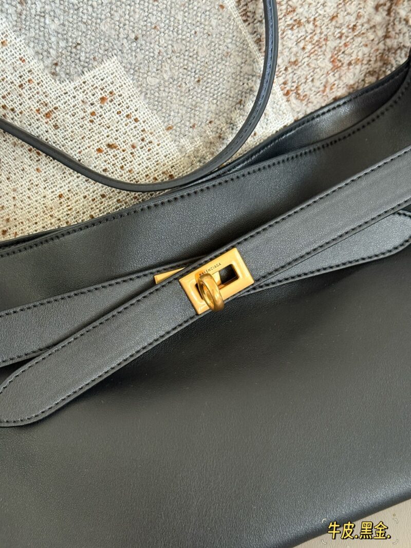 c2a68e9dd6.jpg 310 box cowhide
size:35*16.5cm
Balenciaga's new Belair armpit bag
Cool and relaxed armpit bag
The feeling of laziness on the upper body is immediately felt
I really like this convenient and cool super practical big bag!
