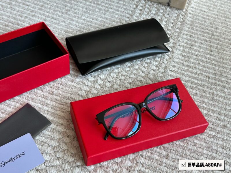 c2ab6ad9bc.jpg 210 box
YSL's greatest item has appeared~YSL is really amazing
The logo next to the mirror legs is really eye-catching
Cat's eyes are quite rare
I didn't expect YSL's house to have such a beautiful nude mirror
Chong Chong Chong Chong#