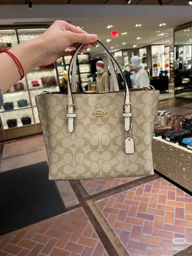 Coach Mollie 25
Open tote bag with two large compartments! Very durable.
Double layered tote bag, the texture is really amazing!!
There is a zipper in the middle that can also hold things, and the shoulder strap is specially designed to be long enoug...