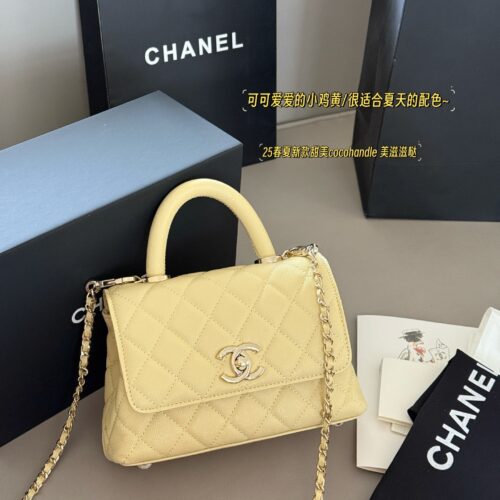 230 box
Size: 19 * 14cm (small)
Cute and lovely chicken yellow/very suitable for summer color matching~
Xiaoxiangjia Coco Handle Handbag
Grain leather material
Original hardware!