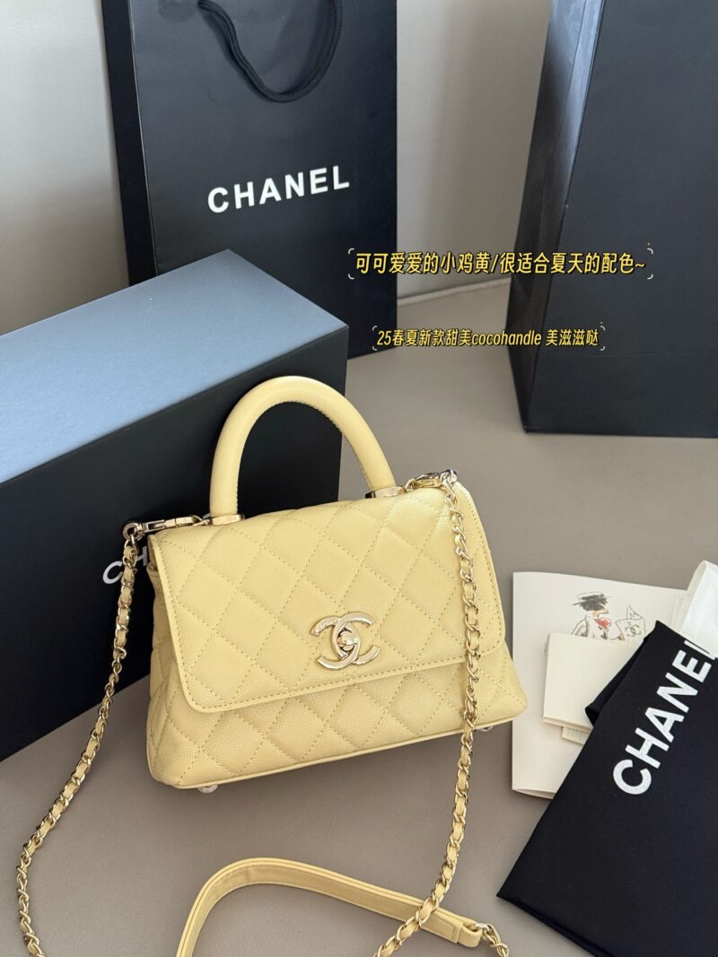 c2badbe92a.jpg 230 box
Size: 19 * 14cm (small)
Cute and lovely chicken yellow/very suitable for summer color matching~
Xiaoxiangjia Coco Handle Handbag
Grain leather material
Original hardware!