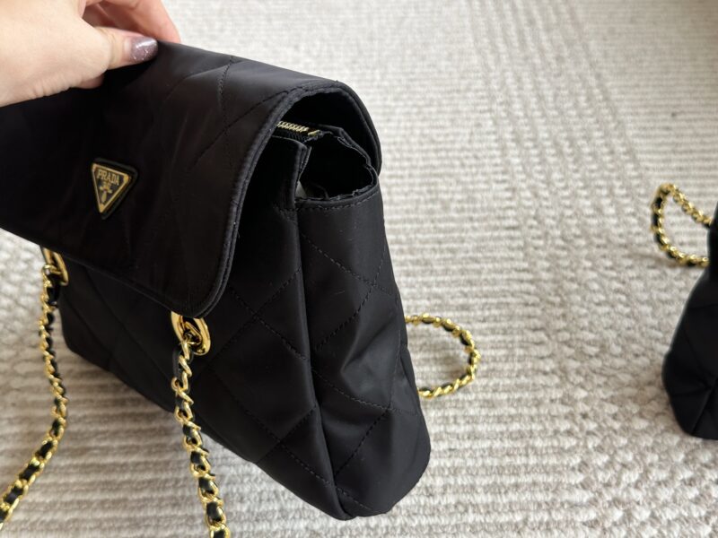 c2bb7da5f7.jpg 200 boxes
size:28*22cm
Prada Hobo Vintage Chain Bag
Added a sense of casualness and simplicity,
Completely fashionable and versatile!