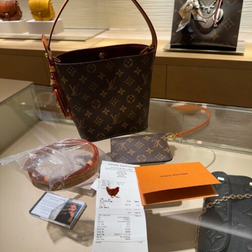 Heart LV vintage AllinBB, it's here
This handbag is made of Monogram canvas paired with glossy metal pieces, showcasing a classic style with iconic padlocks and nameplates. Adjustable shoulder straps continue the brand's box making heritage, while le...