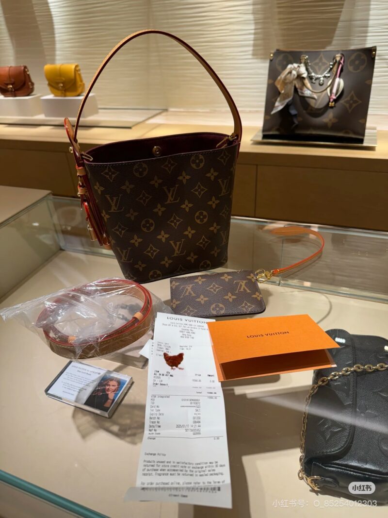 Heart LV vintage AllinBB, it's here
This handbag is made of Monogram canvas paired with glossy metal pieces, showcasing a classic style with iconic padlocks and nameplates. Adjustable shoulder straps continue the brand's box making heritage, while le...