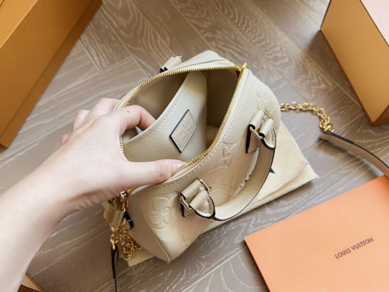 c2cc63a5d1.jpg 250 new model (with box)
size:20*14cm
L Home SS23 Speedy 20
Experience the joy of strawberry powder together~
Carrying a small bag, I really love it, love it~
?? Cream strawberry color
Search: Lv nano