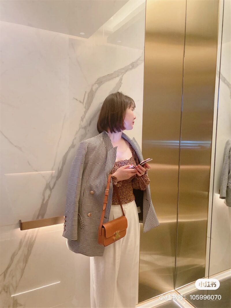 c2d67f5986.jpg Celine Arc de Triomphe Underarm Bag | Upper Body Picture
The long delayed upper body image is here+
To be honest, it's truly fragrant+
This is just for the sake of observation. When it comes to the small body, the capacity is actually quite large
Bas...