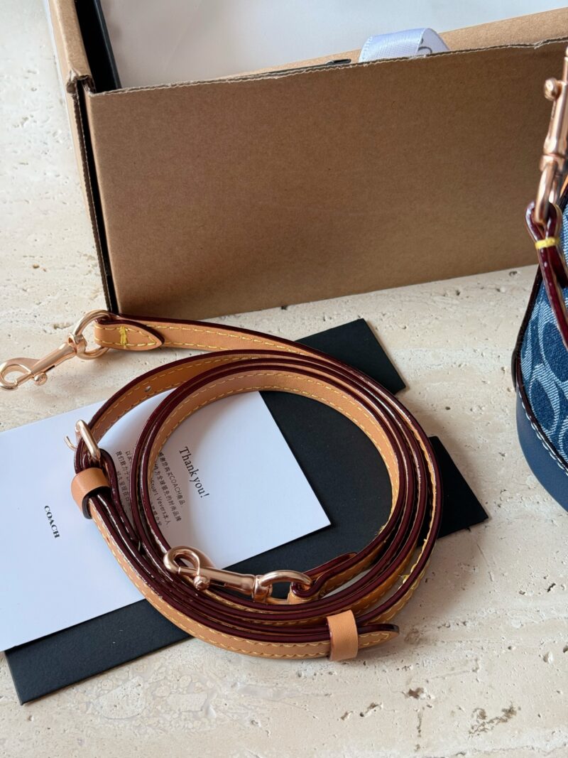 c2e1987210.jpg 225 boxes
size:14*16cm
C Mini Bucket Bag is super cute!
COACH | Who hasn't owned a denim denim bucket yet
What a cute and lovely little bucket!
Isn't it too delicate and cute
Search Coach Coach Bucket