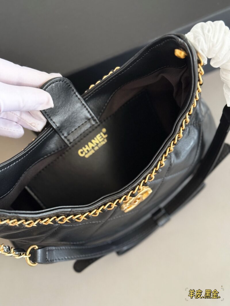 c2f7183833.jpg 310 box sheepskin
size:26*17cm
Chanel 25p hobo bow is too cute
Sheepskin texture is soft and delicate
The butterfly bow on the shoulder strap is full of luster, so loving!
The capacity is also very good. Blessed are the sisters who like single shou...