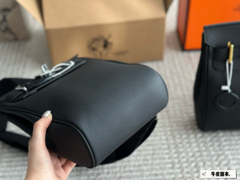 c325474ae8.jpg 310 original cowhide
Size 21 19cm with gift box
Hermes HAC A DOS
Hermes is very suitable for boys' bags, but Hac is really suitable for boys!! The most practical men's bag has a strong appearance and is also resistant to damage
Whether it's a crossbo...