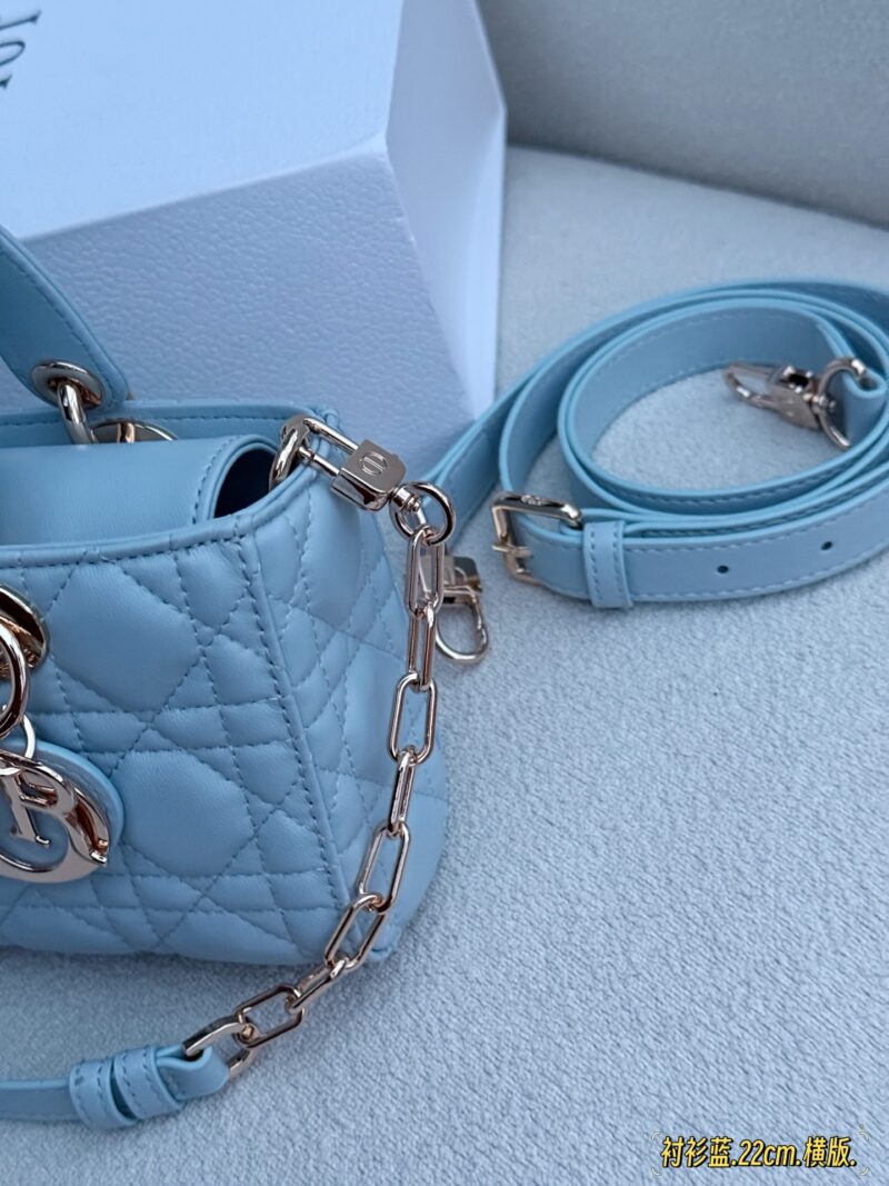 c32b34f224.jpg 210 255 box
Size: 12.5 * 11.5cm (ultra mini)
22*12cm
Dior handbag by Diana
D Family Princess Blue Shirt
It's very simple and elegant to hold in your hands and shoulders!
The milky blue color looks refreshing and invigorating