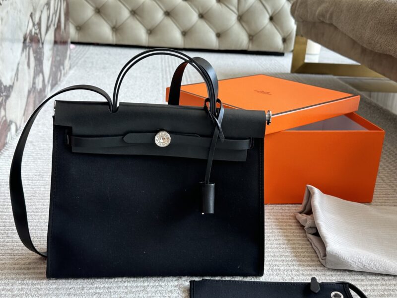 275 boxes
size：31*26cm
Hermes handbag
Canvas shopping bag ?
A bag that is easy to pack in physical form
Recently, I have been carrying my back while traveling
There is texture! Super advanced!
Its capacity is very friendly ..