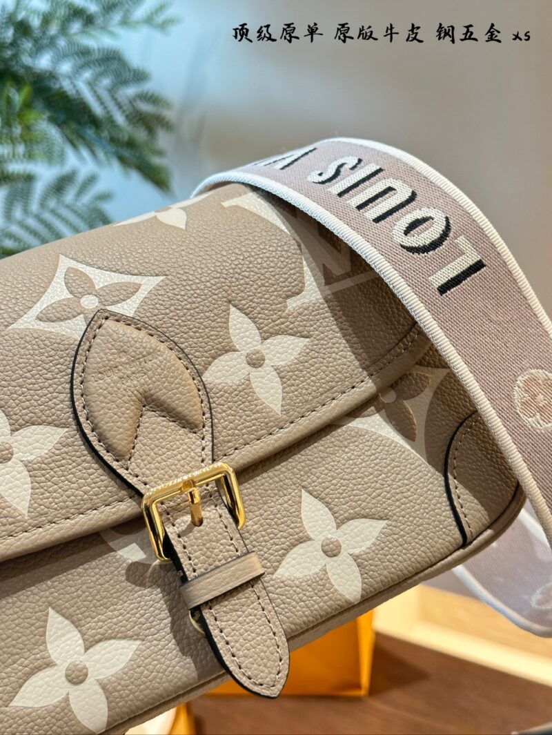 Full leather embossed baguette p420
This Diane handbag is made from Louis Vuitton's classic Monogram
Empreinte embossed leather weaves the brand logo into a detachable wide jacquard shoulder strap, adding a crossbody option in addition to the detacha...