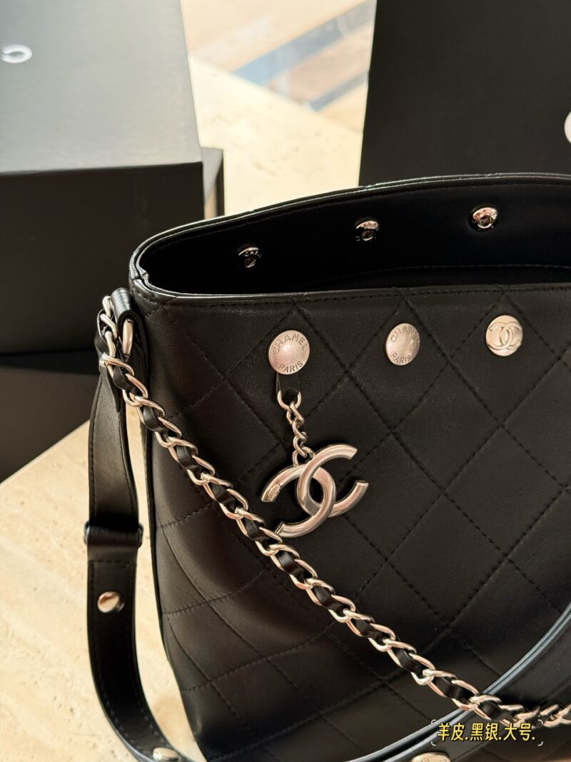 c367748d98.jpg 310 290 sheepskin box
Size: 23 * 26cm (large)
19 * 21cm (small)
Xiaoxiangjia 25P black silver hobo water bucket wrapped tightly!
The shoulder straps are wide enough, they won't slip on the shoulders!
Length adjustment can also be done diagonally!
A r...