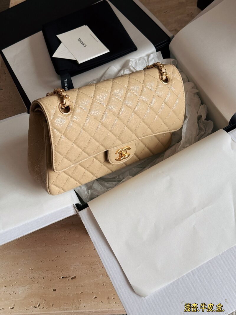 c3857d32b6.jpg 250 boxes
size:25*16cm
Xiaoxiangjia CF, we have always been very dedicated to doing it
Flash sale of other products on the market
Caviar cowhide
A very comfortable one!
Light beige makes the gentlest CF girl