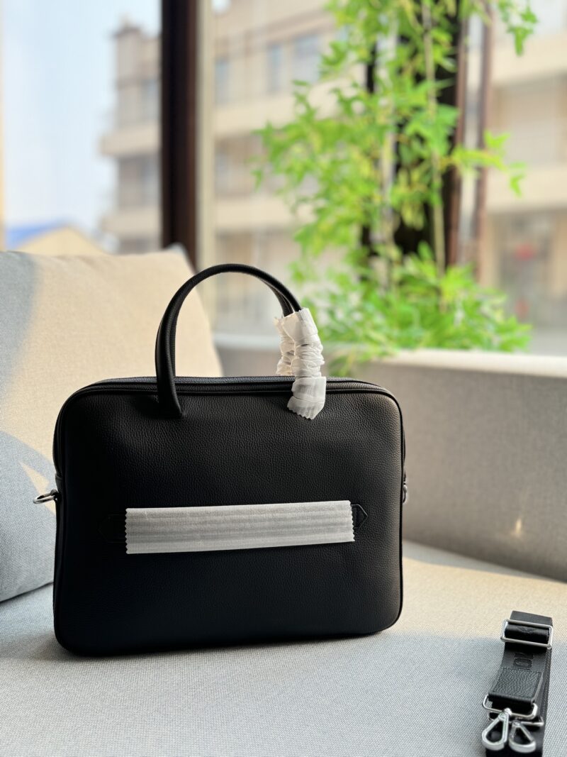 c38d64bd6a.jpg Cowhide 340
size:38×28
MONTBLANC Large Class Soft Leather Grain Series Double Layer briefcase and handbag
Cowhide material creates various visual effects
Business commuting men's briefcase
The capacity is also very large, it can hold files and com...
