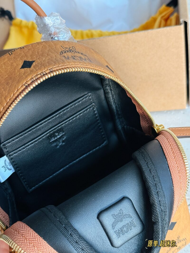 c3a3f30aa1.jpg 235 original box order
Size: 17 * 21cm (ultra mini)
MCM Super MINI Backpack
Equipped with two detachable shoulder straps,
Satisfy both shoulder and crossbody needs
Since I bought this small backpack
More and more fond of MCM, with exquisite workmansh...