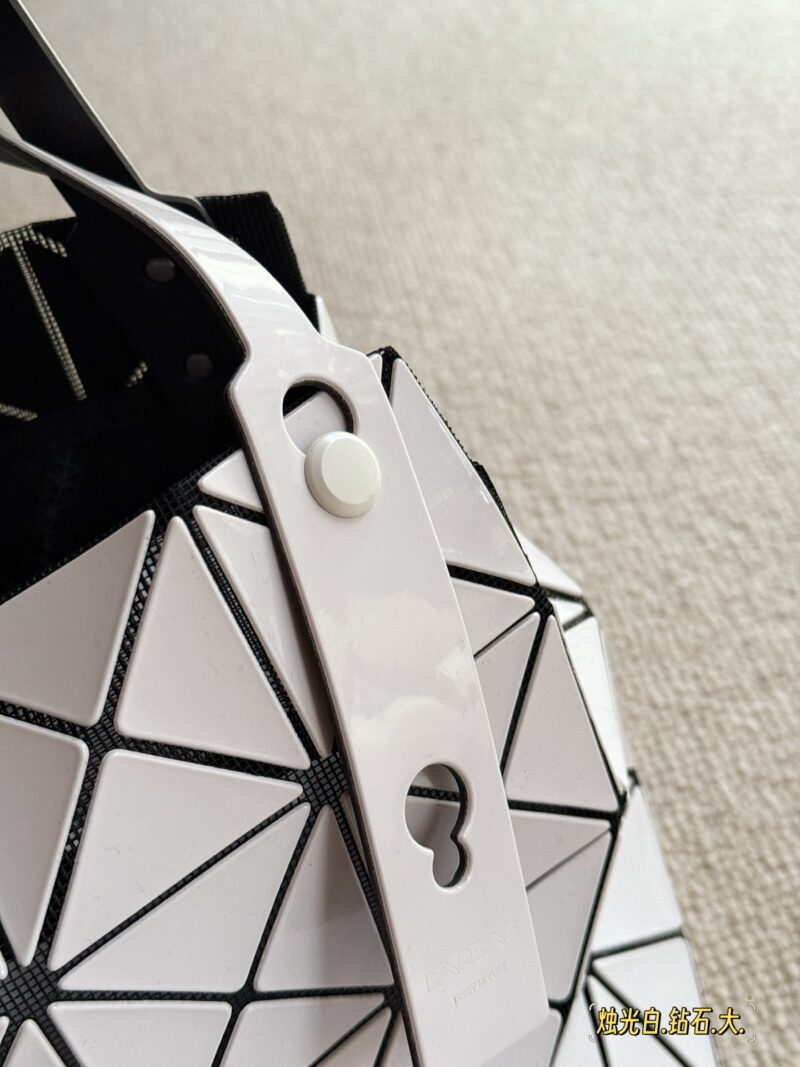 c3a67c8a2f.jpg 195 no box upgrade
issey miyake BAOBAO
Miyake Life Carat Diamond Series
Size 23 * 23cm
Perfect for summer
Light and convenient, small and fresh~
By folding the side sandwich, the bag body shows a plump appearance.