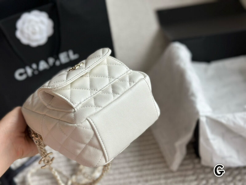 c3b5b28a11.jpg 230 box
size:13*18cm
Xiaoxiangjia's new 24c backpack
This season's stir fried chicken with cute little shoulders
It looks very small, but the capacity is quite large. There are also many ways to memorize it, which is very nice
Black lychee cowhide ...