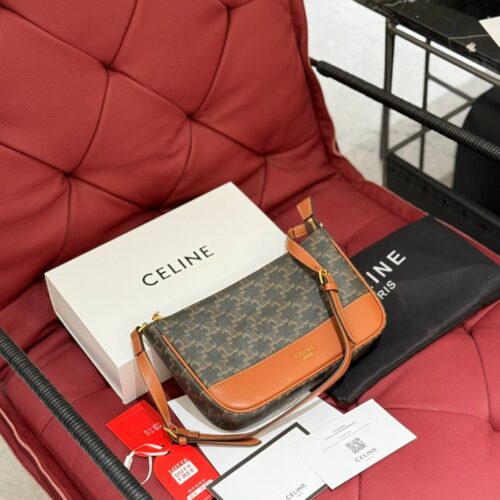 Celine Underarm Bag P205
Celine/Celine Mahjong Underarm Bag#
The bag is more retro and recognizable, and it is very fashionable to carry it by hand or clip it under the armpit!! Although not suitable for crossbody, the shoulder strap can also be adju...