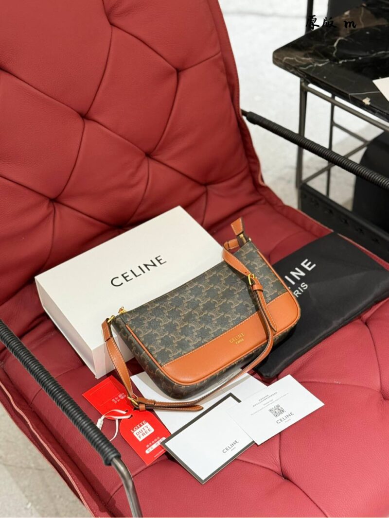 c3cb89d6cb.jpg Celine Underarm Bag P205
Celine/Celine Mahjong Underarm Bag#
The bag is more retro and recognizable, and it is very fashionable to carry it by hand or clip it under the armpit!! Although not suitable for crossbody, the shoulder strap can also be adju...