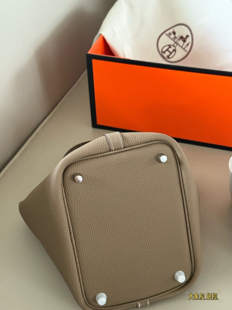 240 pairs folding box (silver buckle)
size：18*19cm
Basket of vegetables - gentle to the touch
H Family Vegetable Basket ???
Top layer TC cowhide/oil wax thread
?? Delivery scarves ?? Paired with a pony
?? The leather has a gr...