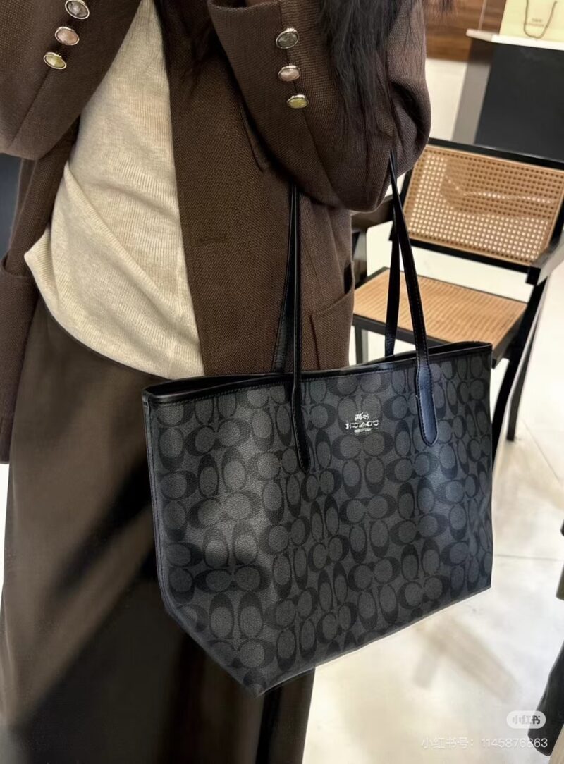 Coach Tote shopping bag
Coach's new tote shopping bag features a suction buckle design in the middle, classic PVC printed large capacity, and a zippered concealed pocket inside for storing items such as phones