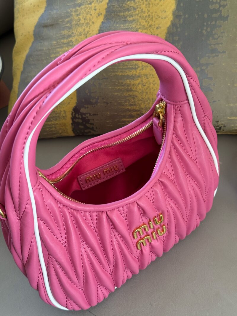 c3f2f3e411.jpg 220 boxes
size:22*11cm
MiuMiu girl who can be cool and cute
Miumiu wander bag
Easy to match, can handle any style
The material is very soft
The capacity is also very good
Retro and playful hobo bag shape
It's a bag that I've been taking out almost ...