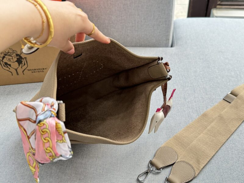 260 Complete Gift Box Set
size：29×30
Hermes Evelyne 29 III bag, Evelyne bag, single shoulder crossbody bag
Retro elegance and a sense of luxury
Moderately sized with a touching capacity
Both casual and formal attire can be easily controlled