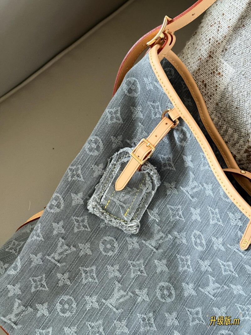 c414a7fc5a.jpg 360 box upgrade version
size:41*29cm
L's old flower, Carryall, is everywhere on the road,
Let's have a different one
This denim bag exudes a vintage atmosphere and is packed with UP!
The pattern, fabric, and hardware taste are all okay!
Carryall de...