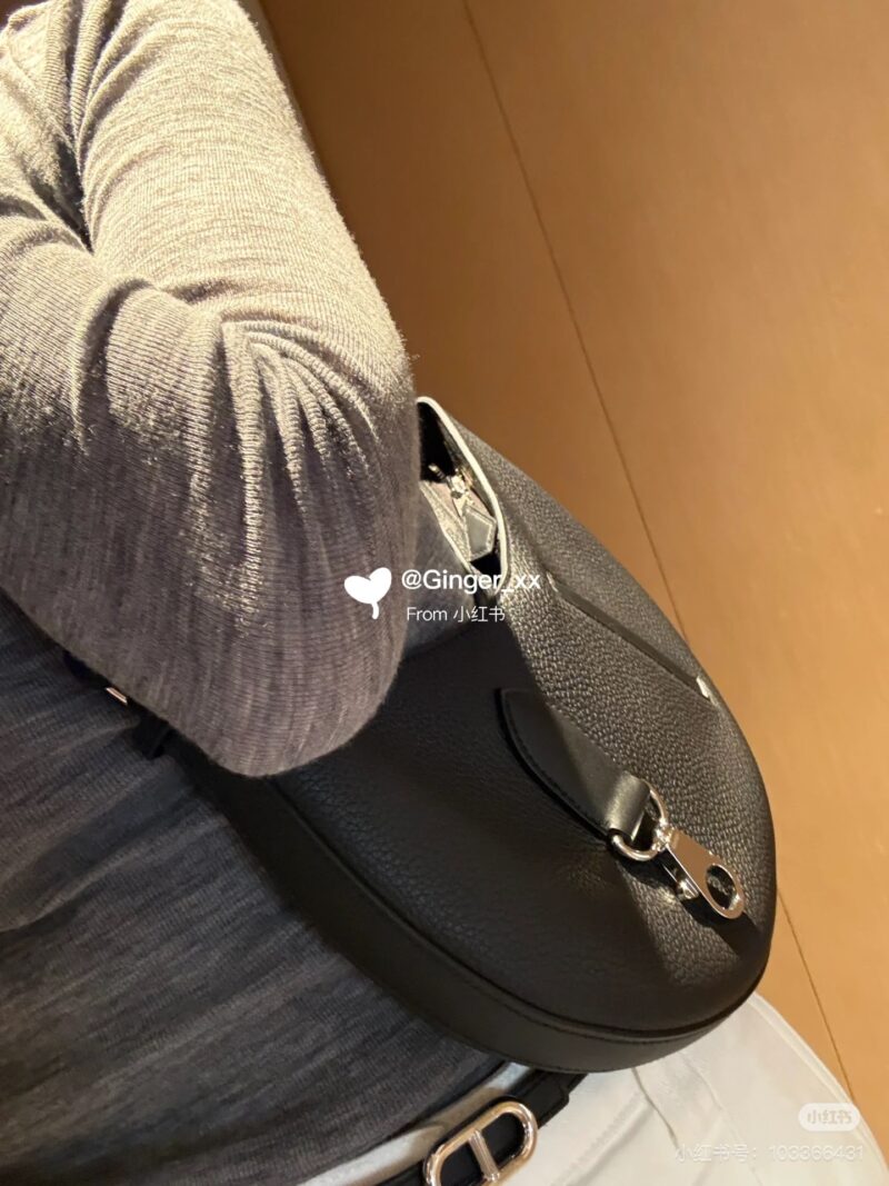 Heartthroated with true love, I dug up the Hermes Arcon Moon Bag from my wealthy sister's house and found it. It's carved with a W-cut and made of elephant grey togo leather, it's really beautiful.
The size is about 28 * 19 centimeters, very small an...