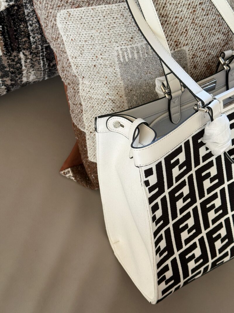 c4239aa4b3.jpg 260 without box
size:40*28cm
I was impressed by this Fendi tote, and its matcha green and gold brown color scheme caught my attention
Too advanced
The capacity can hold the essential items for short trips, giving you an effortless sense of luxury
