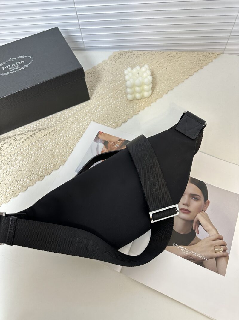 Comes with PRADA gift box, size 30x15 waist bag/chest bag model 2VH 165. This waist bag design is not only practical but also enhances the overall design sense, making it easy to raise the body proportion. The bag can be worn as a chest bag or crossb...