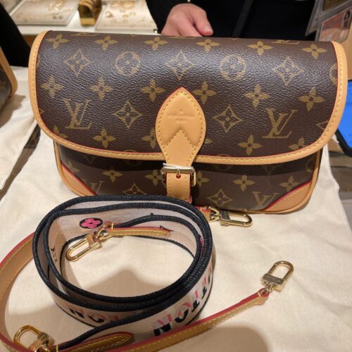 How many times have I sent it! Really amazing! Lv Law Stick Bag
Louis Vuitton LV Diane Monogram features vintage details! This bag is commonly referred to as the magic stick bag! For example, the inspiration comes from Mais on L! The shoulder straps ...