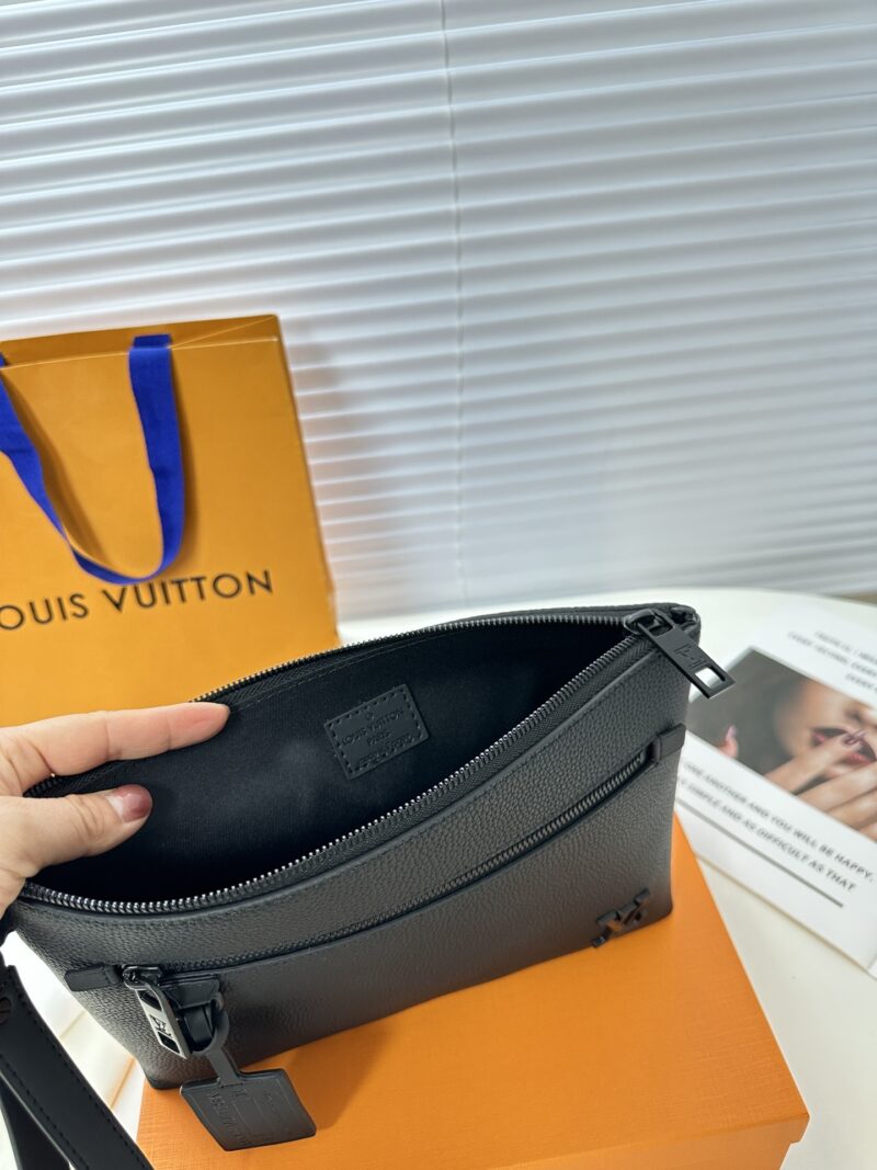 Exclusive real shot of top overseas original order M 69837 all black cowhide with gift box! The all-new LV Aerogram handbag exudes a trendy style with its understated design. The soft and delicate cowhide leather resembles old-fashioned aviation lett...