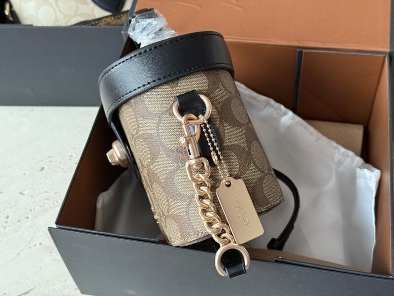 c44544b849.jpg 225 boxes
size:19*13cm
C's new model Georgie
Limited edition presbyopia box bag,
This one exudes a high-end texture,
And it's super versatile.
It's time to give yourself a seasonal bag~
Original hardware! Order version!