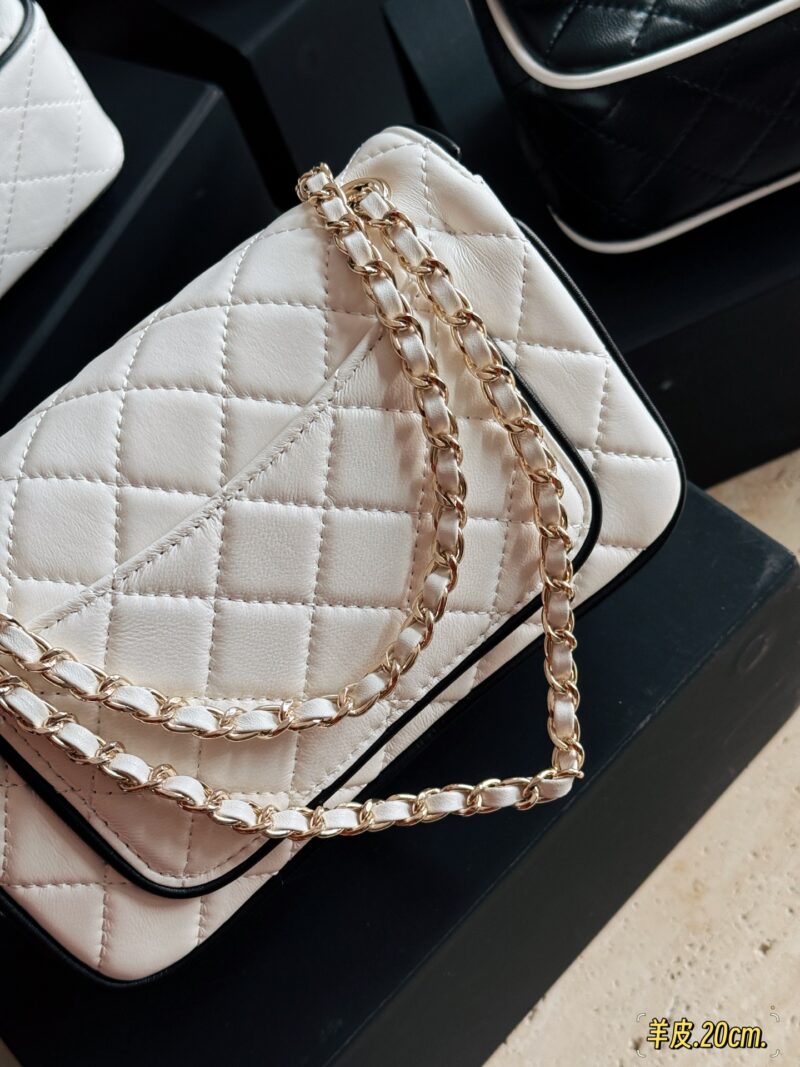 305 295 box sheepskin
Size: 20 * 12cm (large)
18 * 13cm (small)
Xiaoxiangjia 25P New Manga CF
It's really beautiful .….
The physical object is super cute
Do you prefer white or black borders?