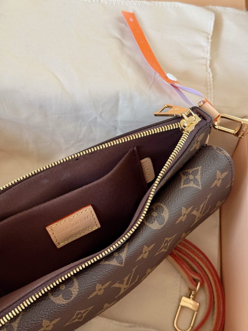 c46563f7a2.jpg 250 boxes
size:25*15cm
L Family Old Flower Camel Bag New Style
Don't miss out on fashionable girls!
The new vintage Vibe is expected to be the next hit!
?? Configure woven shoulder straps/long leather shoulder straps