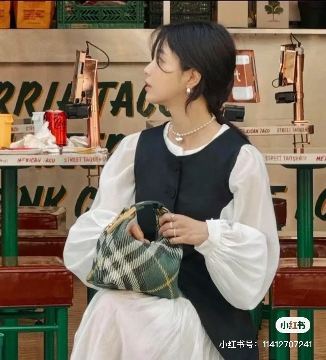 Burberry lunch box bags are really popular. The designer is a genius who never expected the clothesline to match the bag Designers are really imaginative. Burberry's latest lunch box bag is really popular, with a retro feel added to the dark green color!