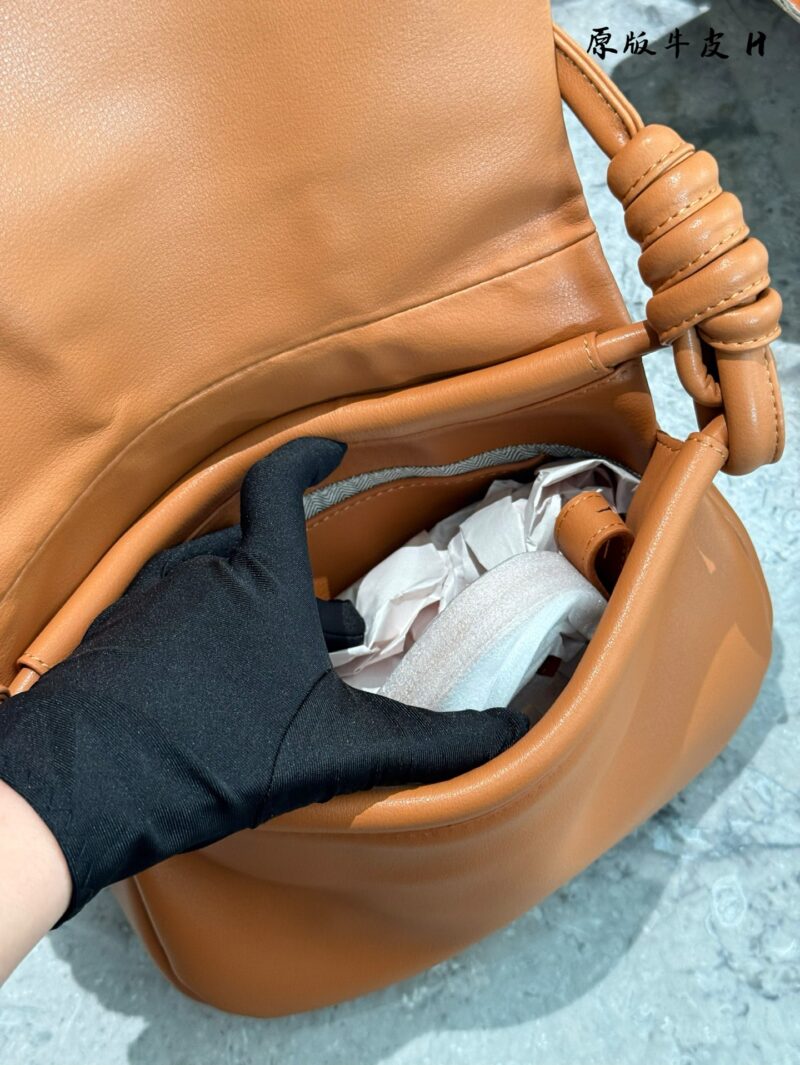 c47260bfd8.jpg Actual delivery photo of p320 cowhide
Brand new Paseo satchel handbag
Size: 25-17-8cm
V has exquisite workmanship, a simple and elegant silhouette, a unique and soft pleated structure, an ultra lightweight construction, Napa soft cowhide leather (ful...