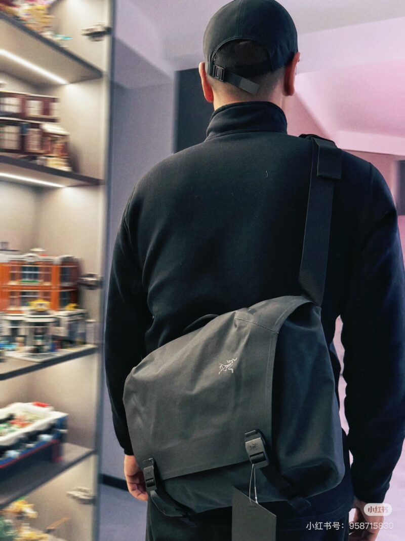 c472a98a6e.jpg Archaeopteryx Postman Bag