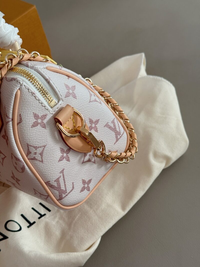 c48cd8f6b0.jpg 275 boxes
size:18*12cm
L's speed 18 Qixi New Style
A cute little one, suitable for wearing a dress in summer
Match various small accessories into your favorite bag,
Plus the pink and tender sand dune color scheme, who doesn't love it!