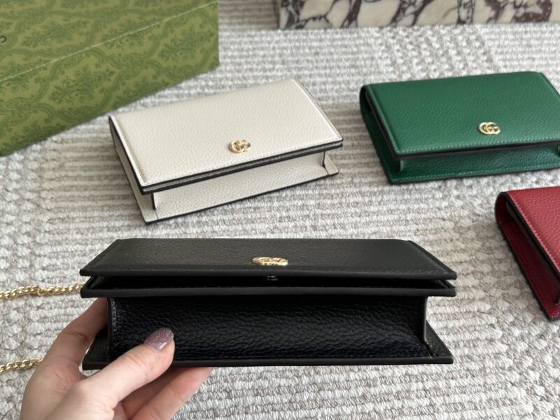 c4a74f9b76.jpg 200 boxes
size:20*14cm
GG cowhide mini chain bag
Equipped with chains ??
Another cute little one!