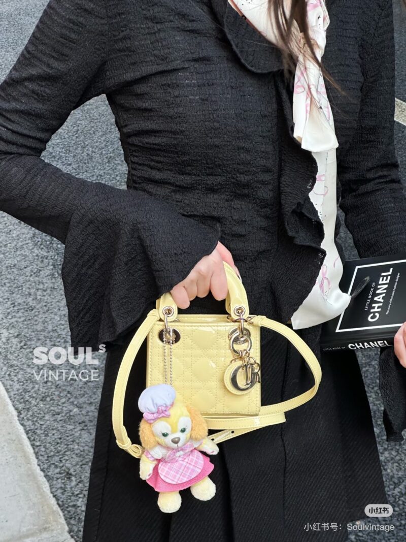Dior Mini Chicken Yellow, Cute R, this color is truly unbeatable
The more you look at the lacquered lemon yellow, the more you like it
Carry spring on your back
Be a dopamine girl