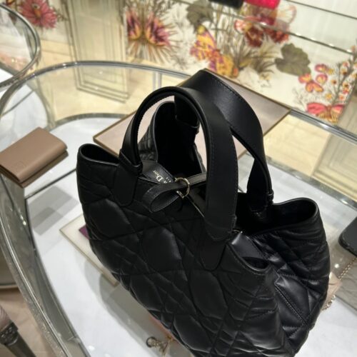 Dior's new Toujours collection this year
It looks so good that it's like I love it at first glance
Different from the previously popular tough diamond patterned Toujours, the bag is softer and lighter in shape