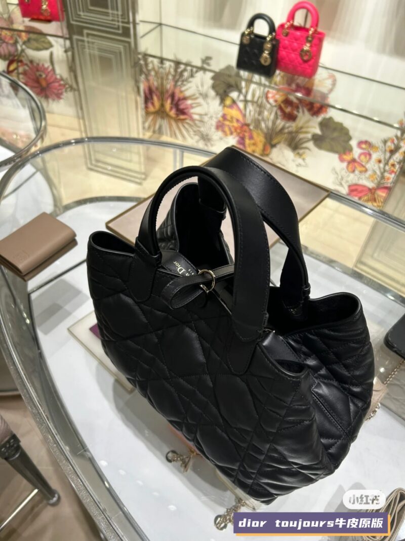 Dior's new Toujours collection this year
It looks so good that it's like I love it at first glance
Different from the previously popular tough diamond patterned Toujours, the bag is softer and lighter in shape