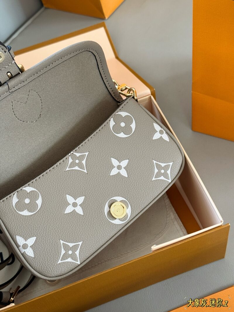 c4dcb1f151.jpg 235 box upgrade version
size:19*11cm
L Family Diane Stick
Nano size has arrived
I can't believe it!
Elephant Grey Nano, Mini Cute~