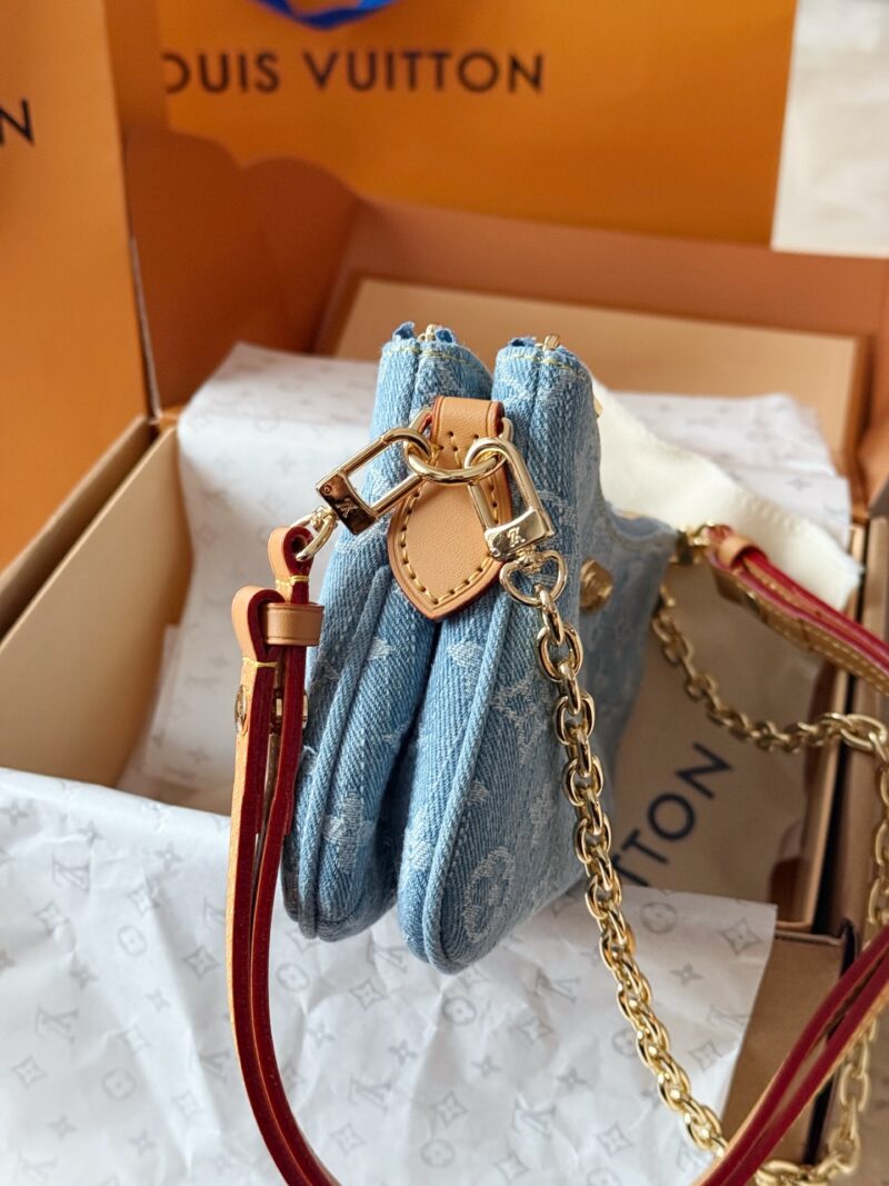 c4e589b8ae.jpg 235 box
size:24.5*14cm
L's cowboy Danny has been bought by me!!!!
The light denim Danny bag feels great in summer!
Wearing a small vest in summer is just right, it can be slung diagonally!
I absolutely love it!!