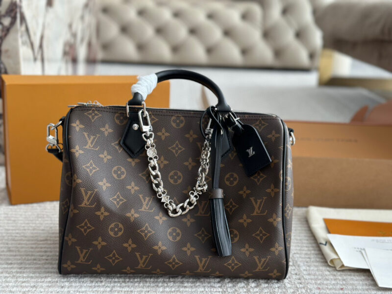 c4e9df1e88.jpg 280 pairs of boxes
2024 new model size: 30cm
L Home SPEEDY30
Copy edition pillow bag
Original hardware (folded)
?? The new shoulder straps are really roaring and beautiful
Search for Lv pillow bag