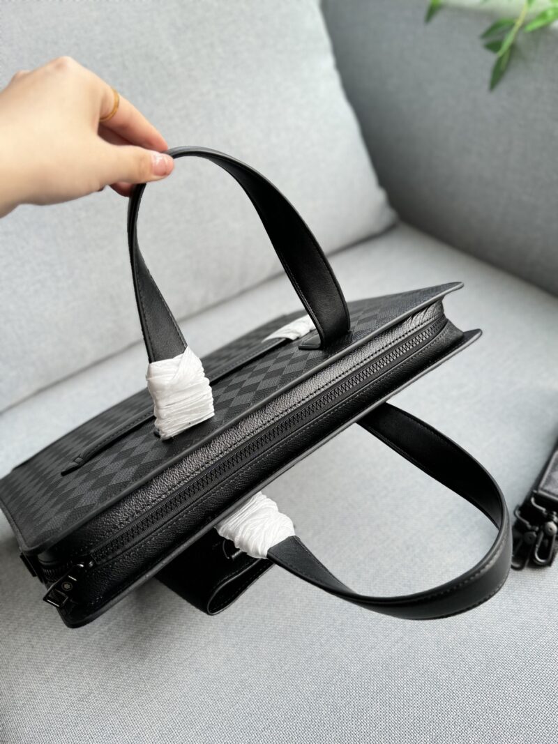 c4f313c942.jpg 350 cowhide
size:38×28
MONTBLANC Fashion 3.0 Series Handheld Single Shoulder Crossbody Bag, briefcase
This briefcase is very useful for work and business trips. It has a large capacity and can easily store computer files and anything else. Moreove...