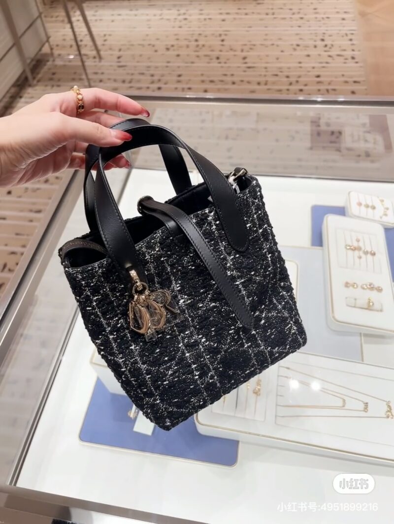 Dior Fragrant Hairy Indigenous Bag Small
Full of high-end feeling
